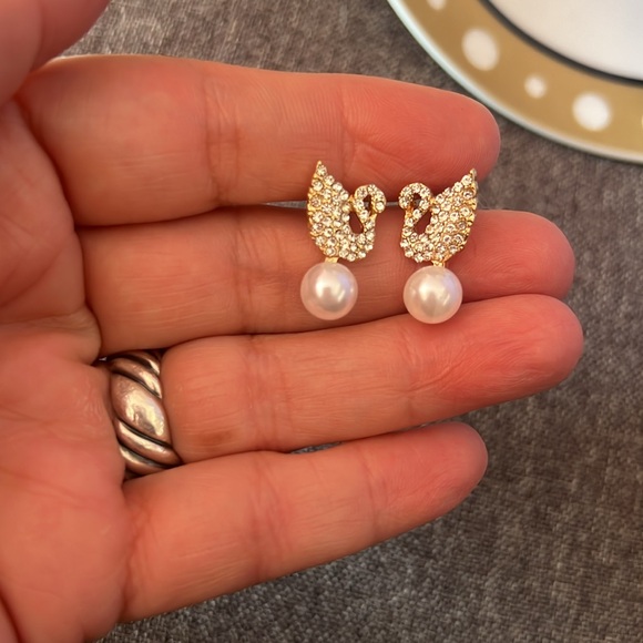 CRYSTAL SWAN EARRINGS WITH DROP PEARL NWOT - Picture 4 of 9